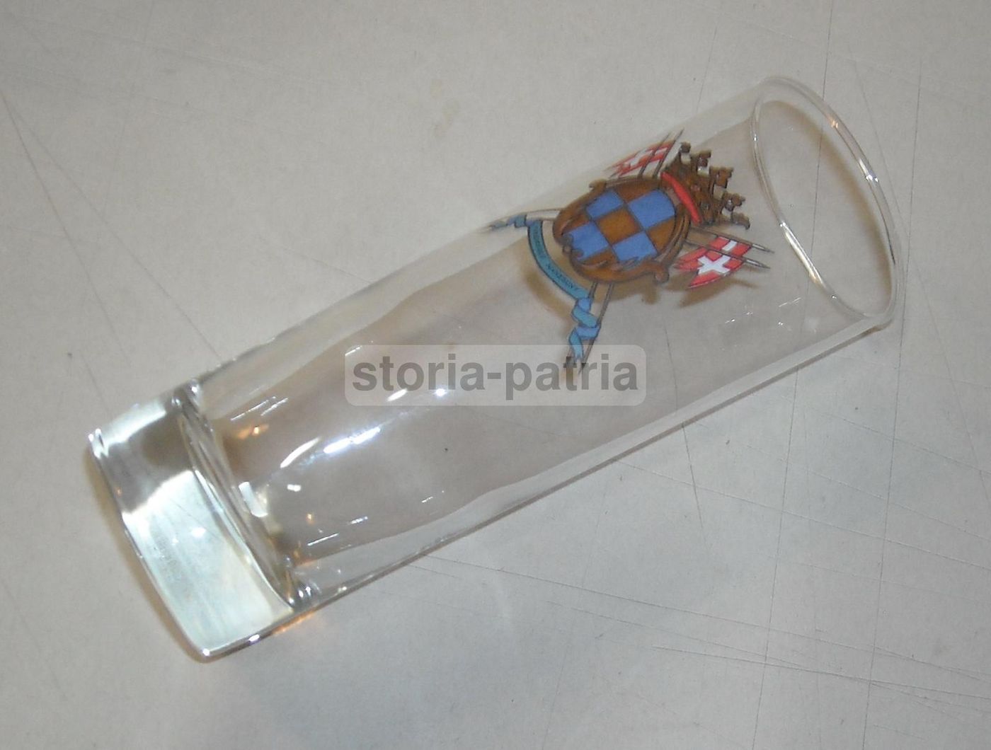 Bicchiere In Vetro Con Stemma Araldico Coronato E Bandiere
