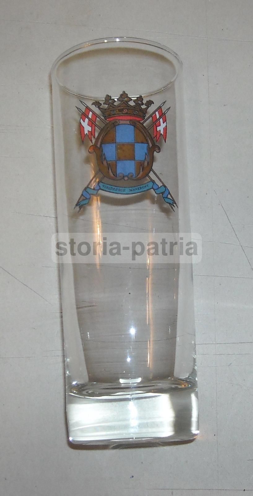 Bicchiere In Vetro Con Stemma Araldico Coronato E Bandiere