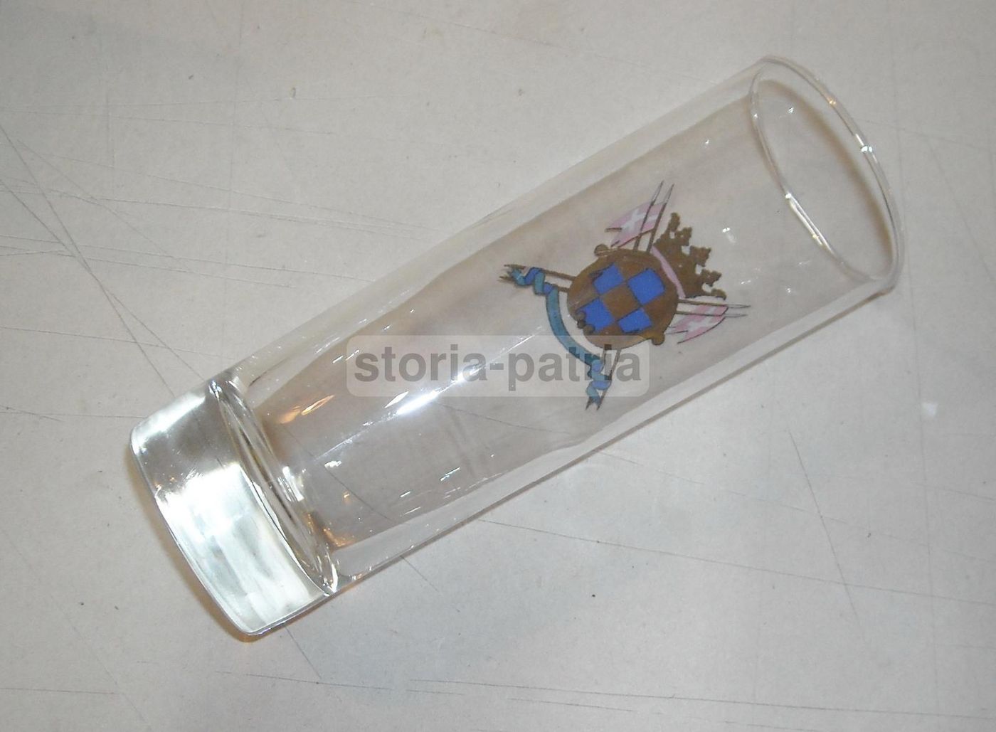 Bicchiere In Vetro Con Stemma Araldico Coronato E Bandiere