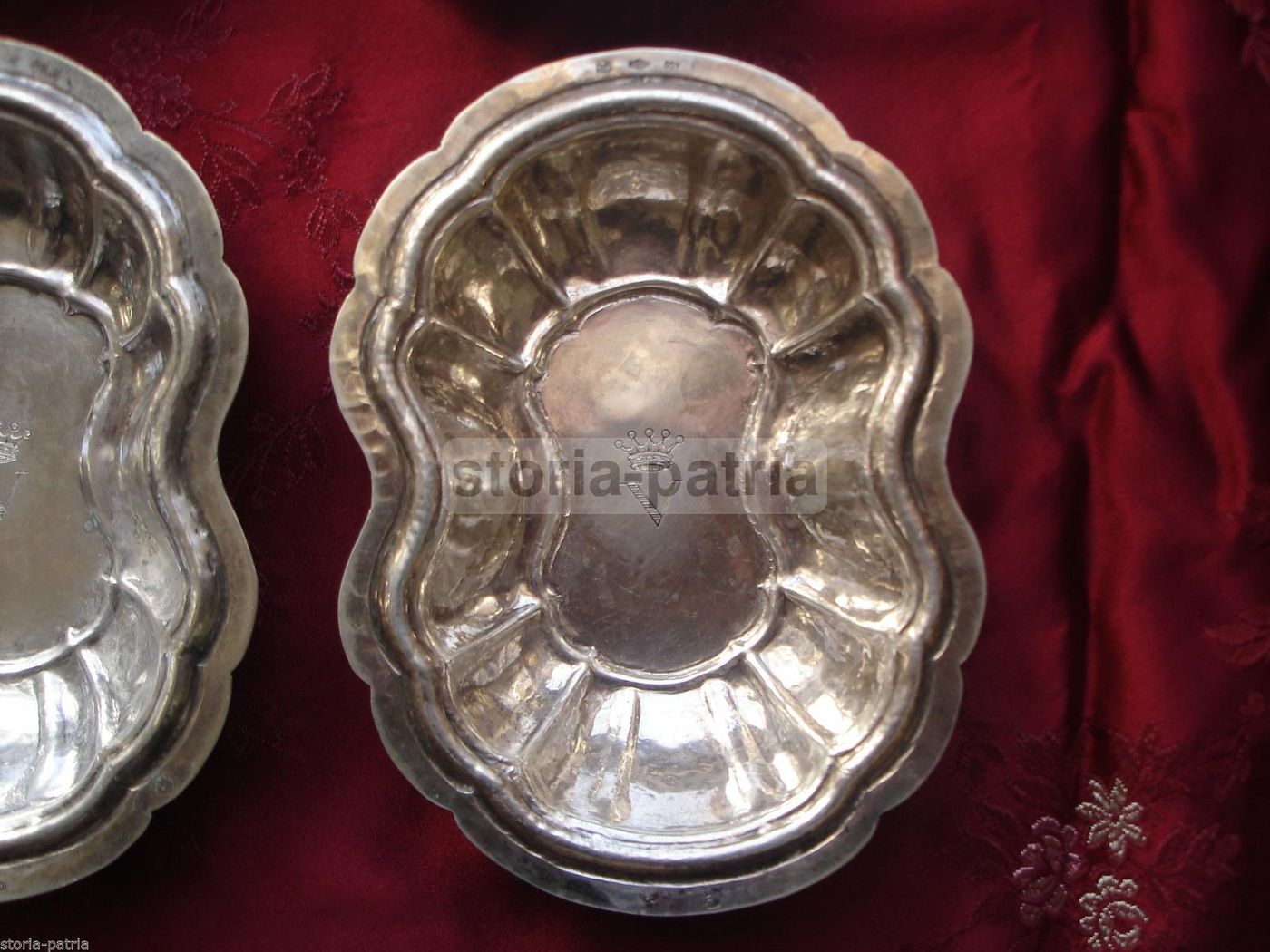 Otto Vaschette In Argento Sbalzato Con Stemma Araldico Napoletano, XIX Secolo