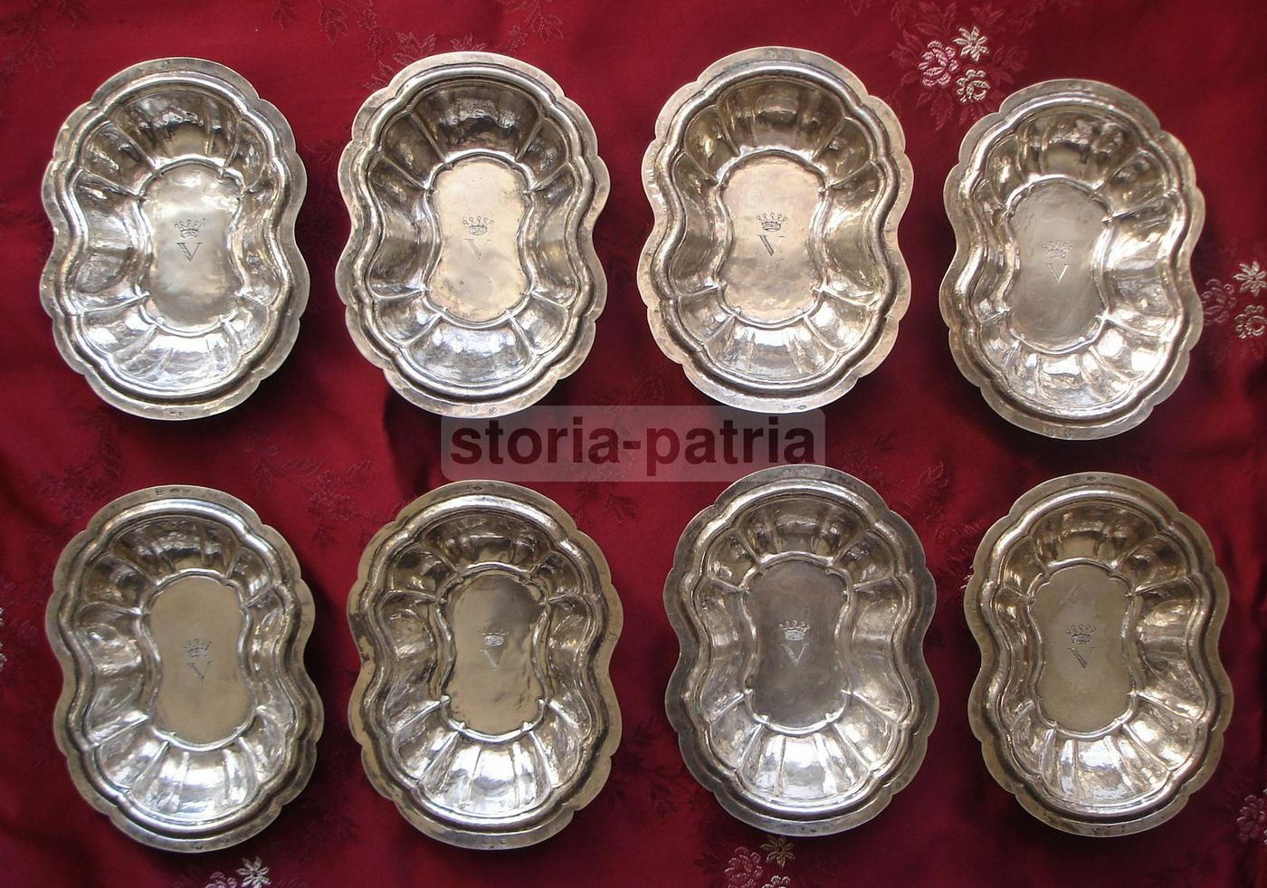 Otto Vaschette In Argento Sbalzato Con Stemma Araldico Napoletano, XIX Secolo