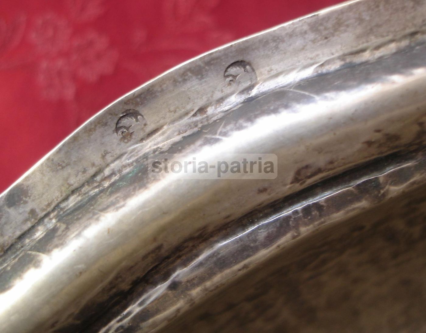 Otto Vaschette In Argento Sbalzato Con Stemma Araldico Napoletano, XIX Secolo