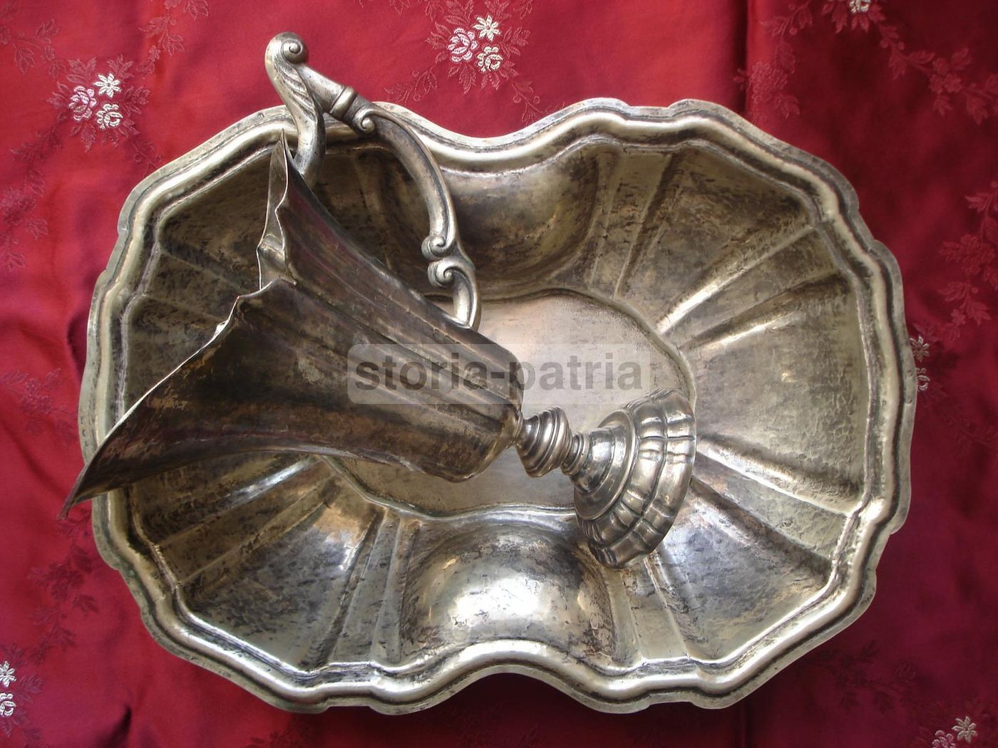 Otto Vaschette In Argento Sbalzato Con Stemma Araldico Napoletano, XIX Secolo