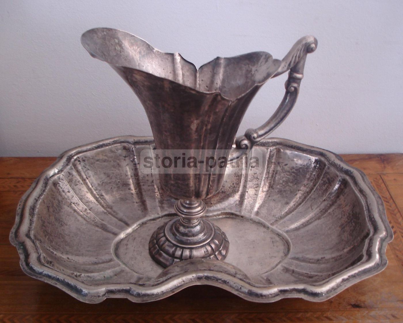 Otto Vaschette In Argento Sbalzato Con Stemma Araldico Napoletano, XIX Secolo