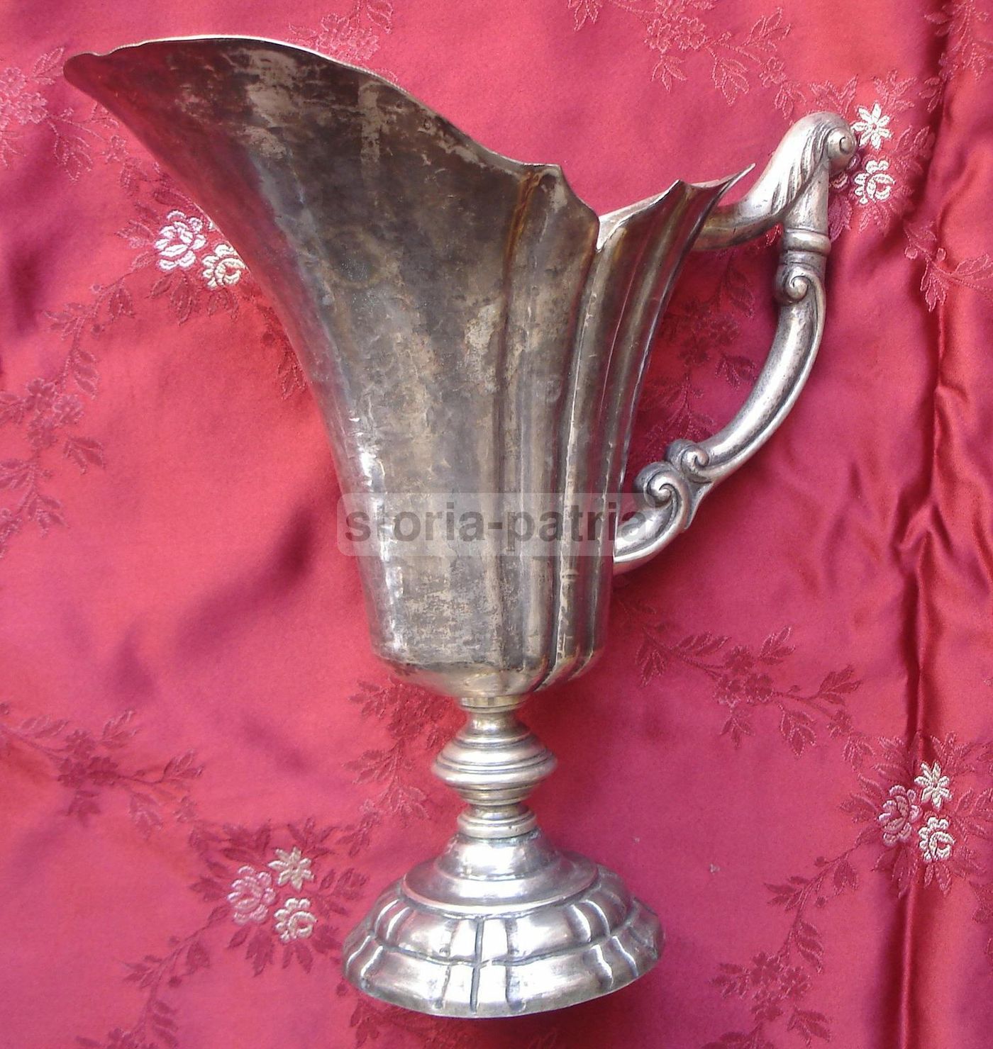 Otto Vaschette In Argento Sbalzato Con Stemma Araldico Napoletano, XIX Secolo