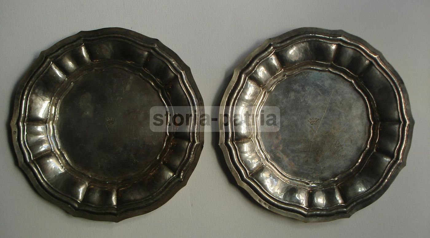 Otto Vaschette In Argento Sbalzato Con Stemma Araldico Napoletano, XIX Secolo