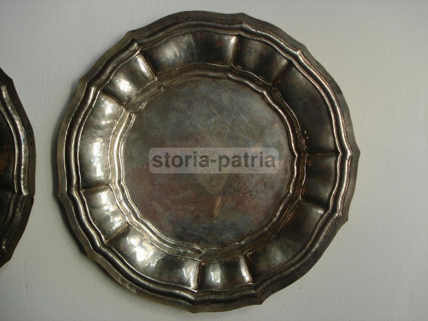 Otto Vaschette In Argento Sbalzato Con Stemma Araldico Napoletano, XIX Secolo