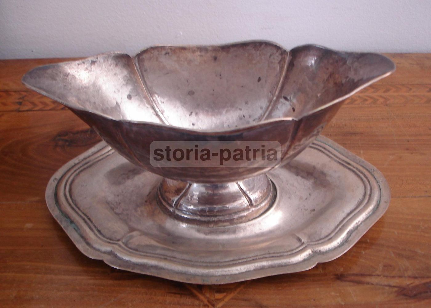 Otto Vaschette In Argento Sbalzato Con Stemma Araldico Napoletano, XIX Secolo