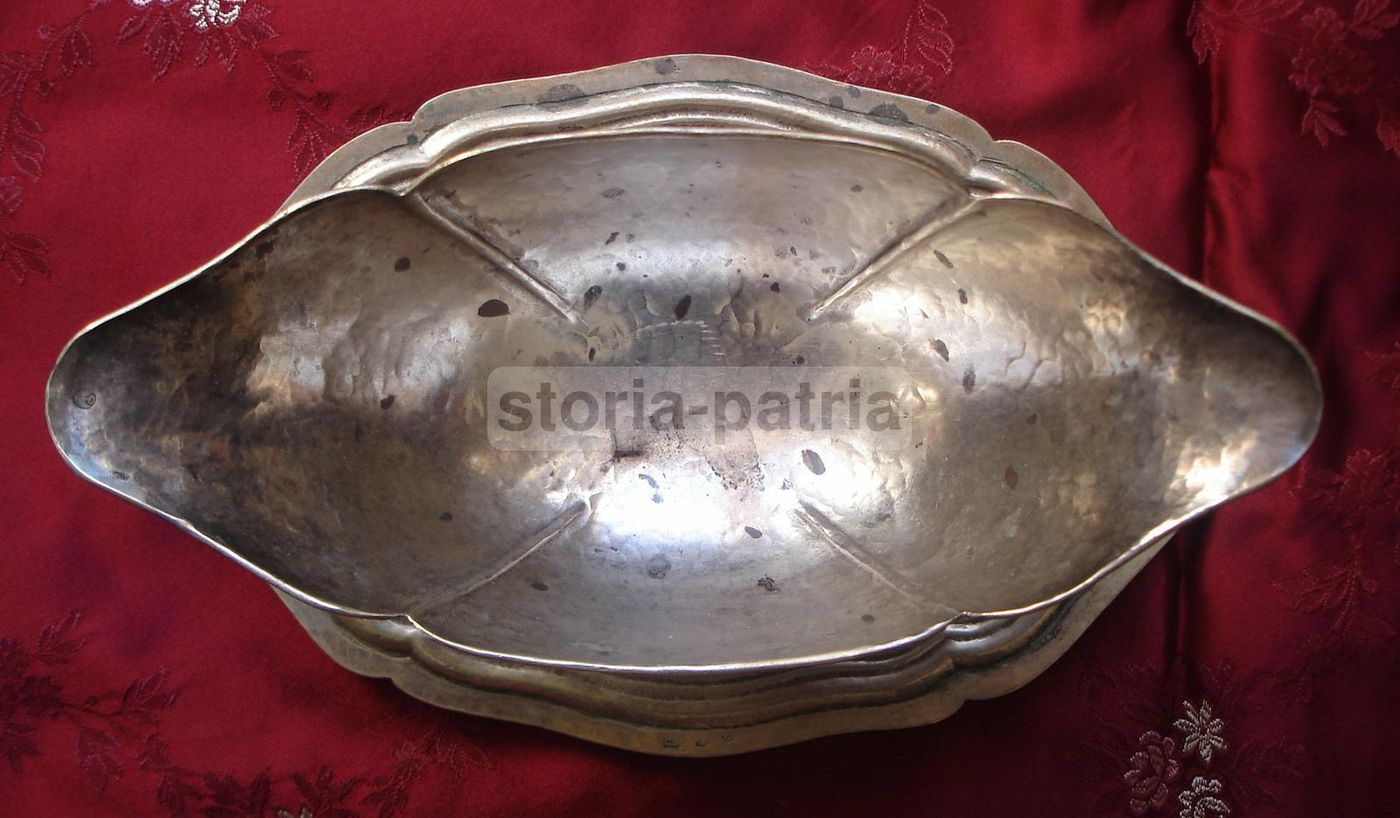 Otto Vaschette In Argento Sbalzato Con Stemma Araldico Napoletano, XIX Secolo