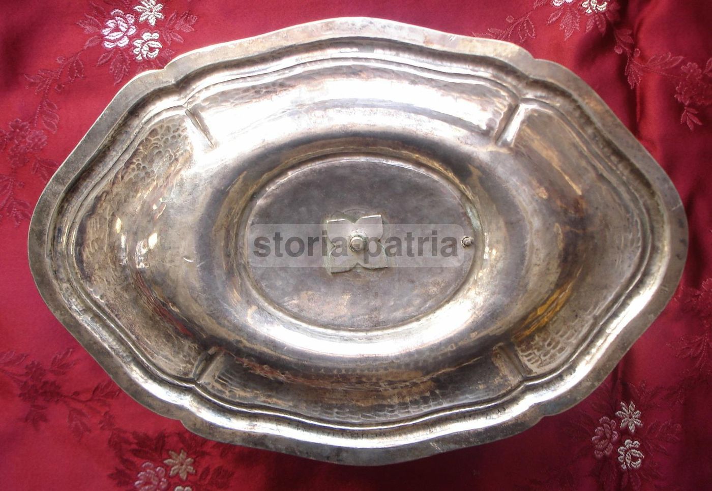 Otto Vaschette In Argento Sbalzato Con Stemma Araldico Napoletano, XIX Secolo