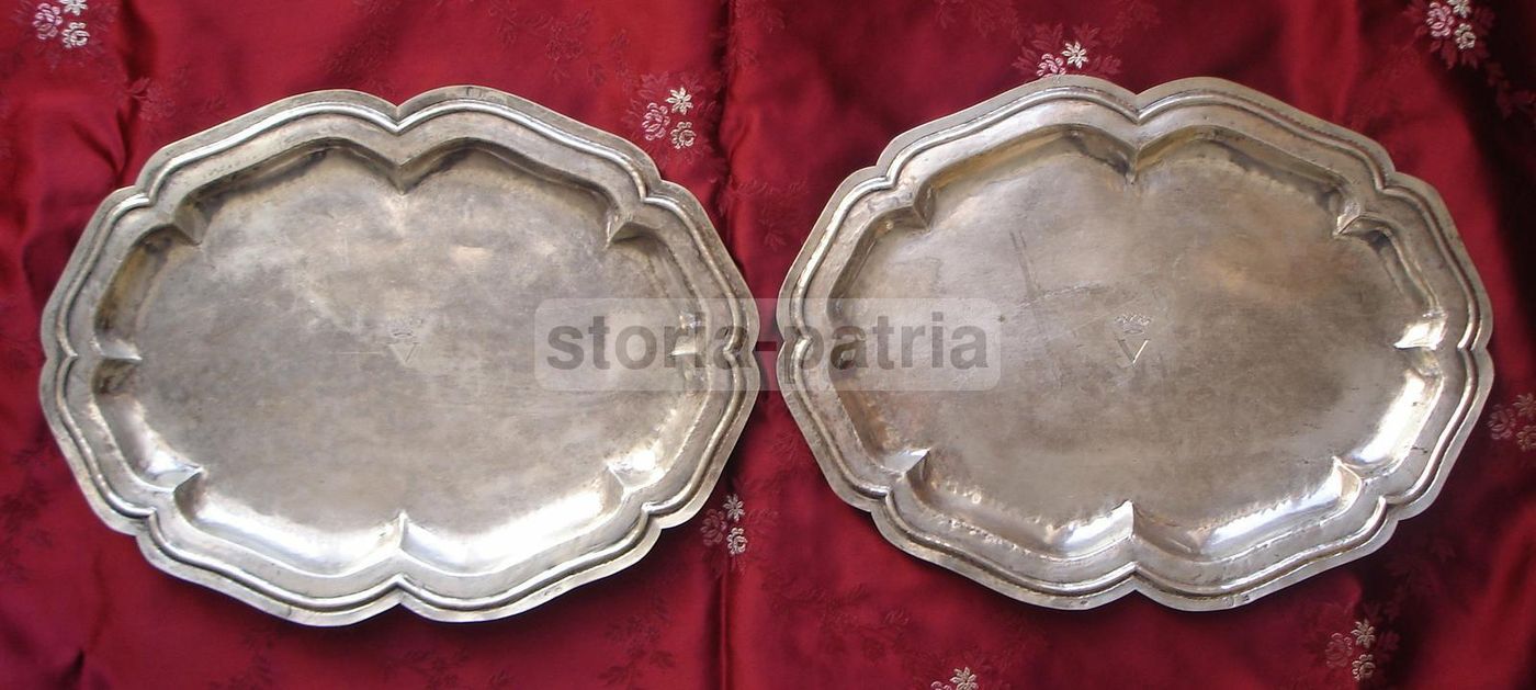 Otto Vaschette In Argento Sbalzato Con Stemma Araldico Napoletano, XIX Secolo