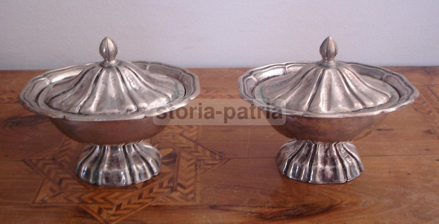 Otto Vaschette In Argento Sbalzato Con Stemma Araldico Napoletano, XIX Secolo