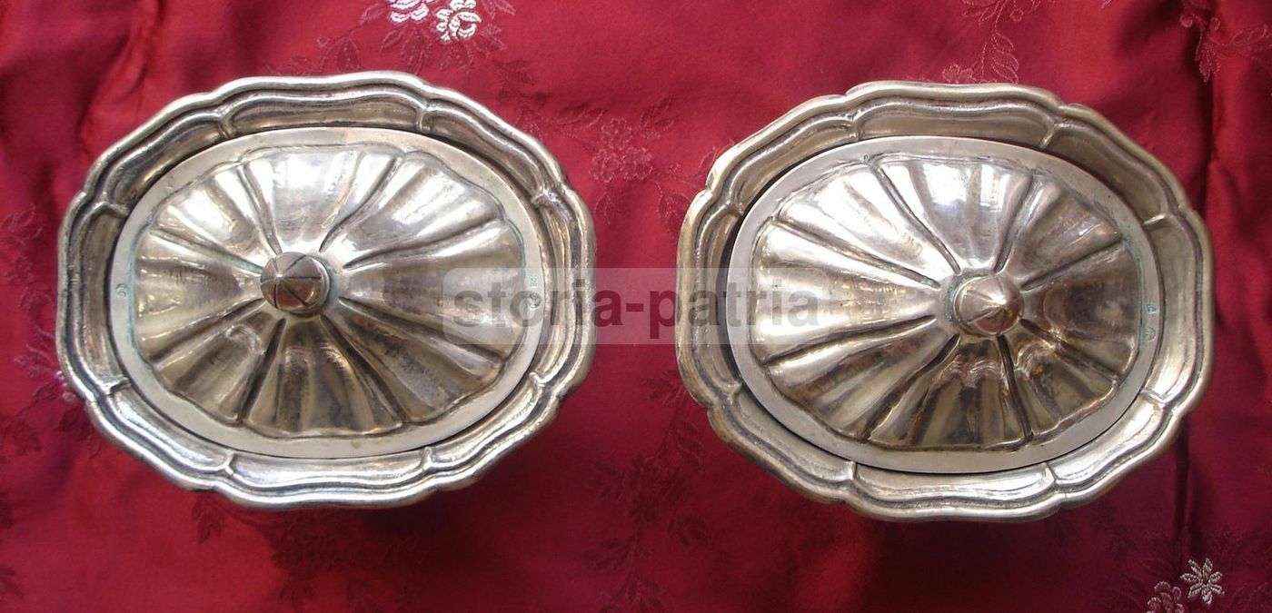 Otto Vaschette In Argento Sbalzato Con Stemma Araldico Napoletano, XIX Secolo