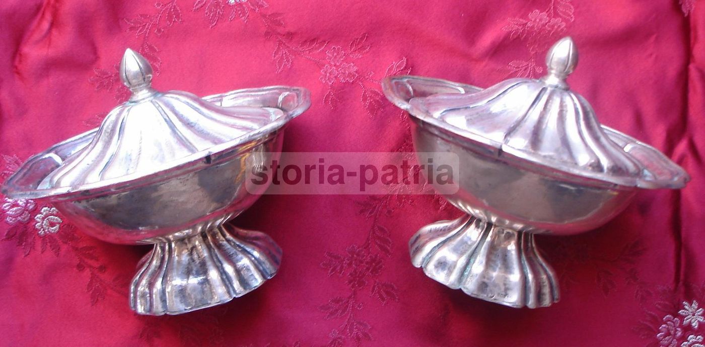 Otto Vaschette In Argento Sbalzato Con Stemma Araldico Napoletano, XIX Secolo