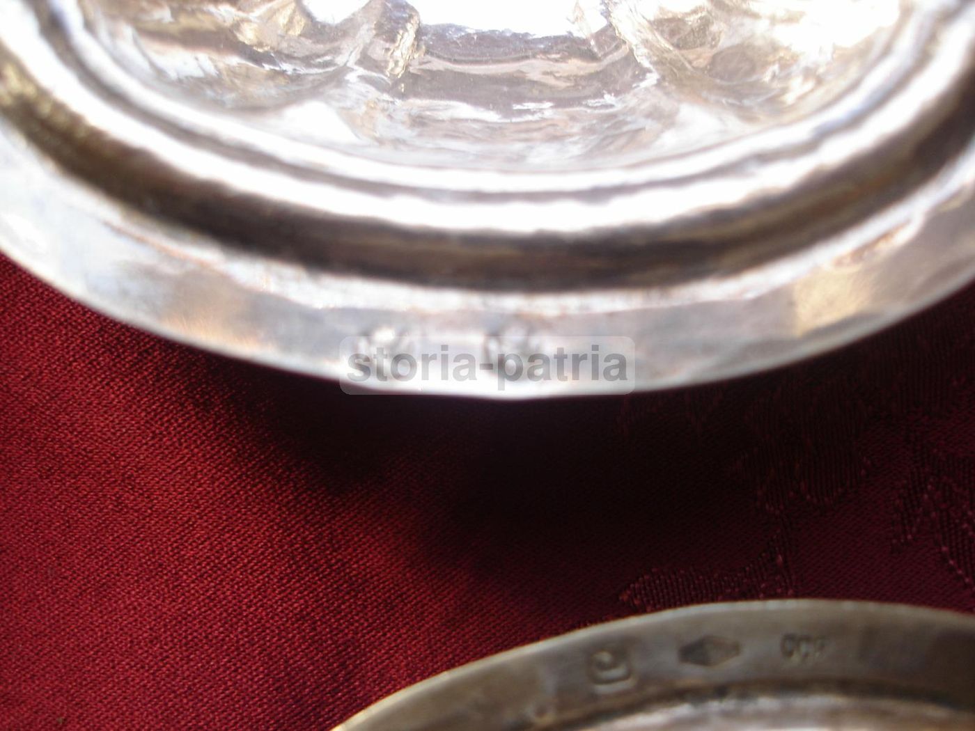 Otto Vaschette In Argento Sbalzato Con Stemma Araldico Napoletano, XIX Secolo
