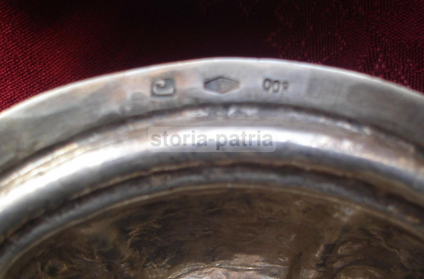Otto Vaschette In Argento Sbalzato Con Stemma Araldico Napoletano, XIX Secolo