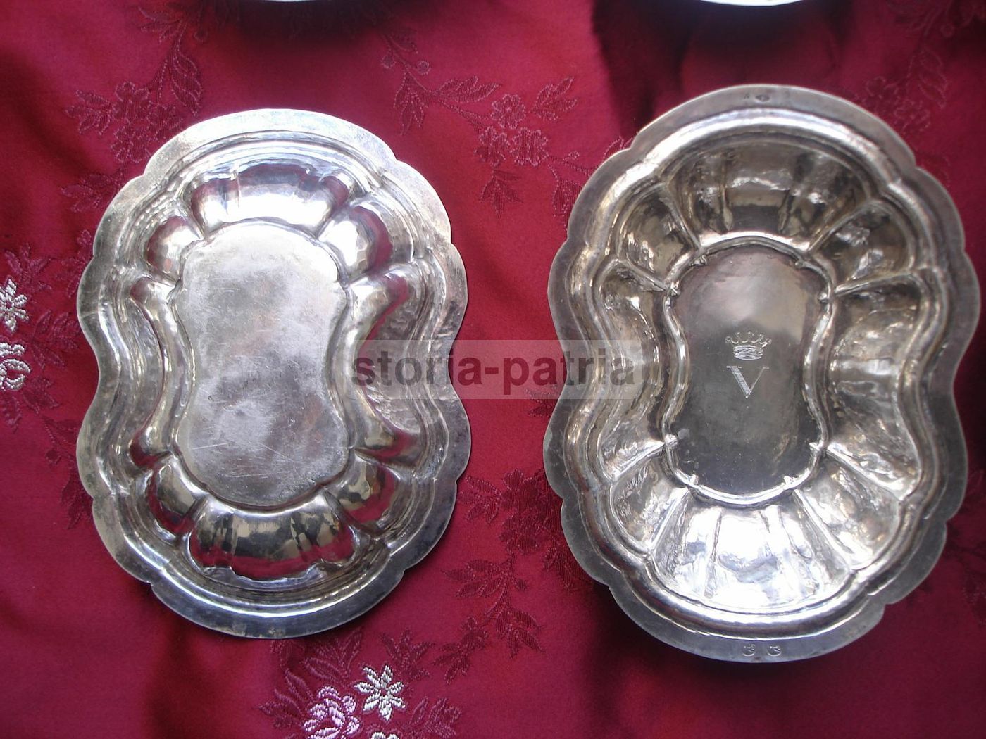 Otto Vaschette In Argento Sbalzato Con Stemma Araldico Napoletano, XIX Secolo