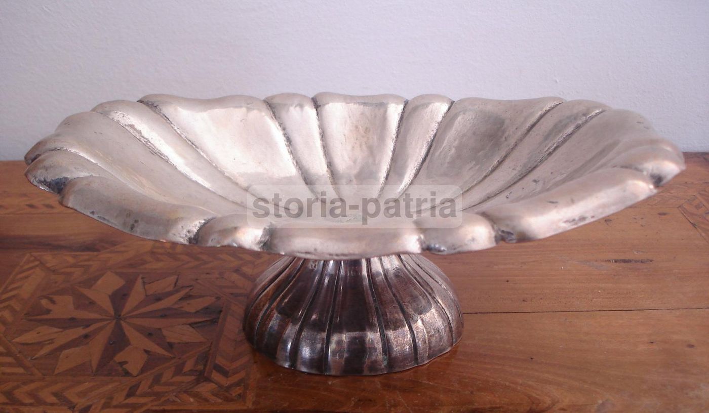 Otto Vaschette In Argento Sbalzato Con Stemma Araldico Napoletano, XIX Secolo