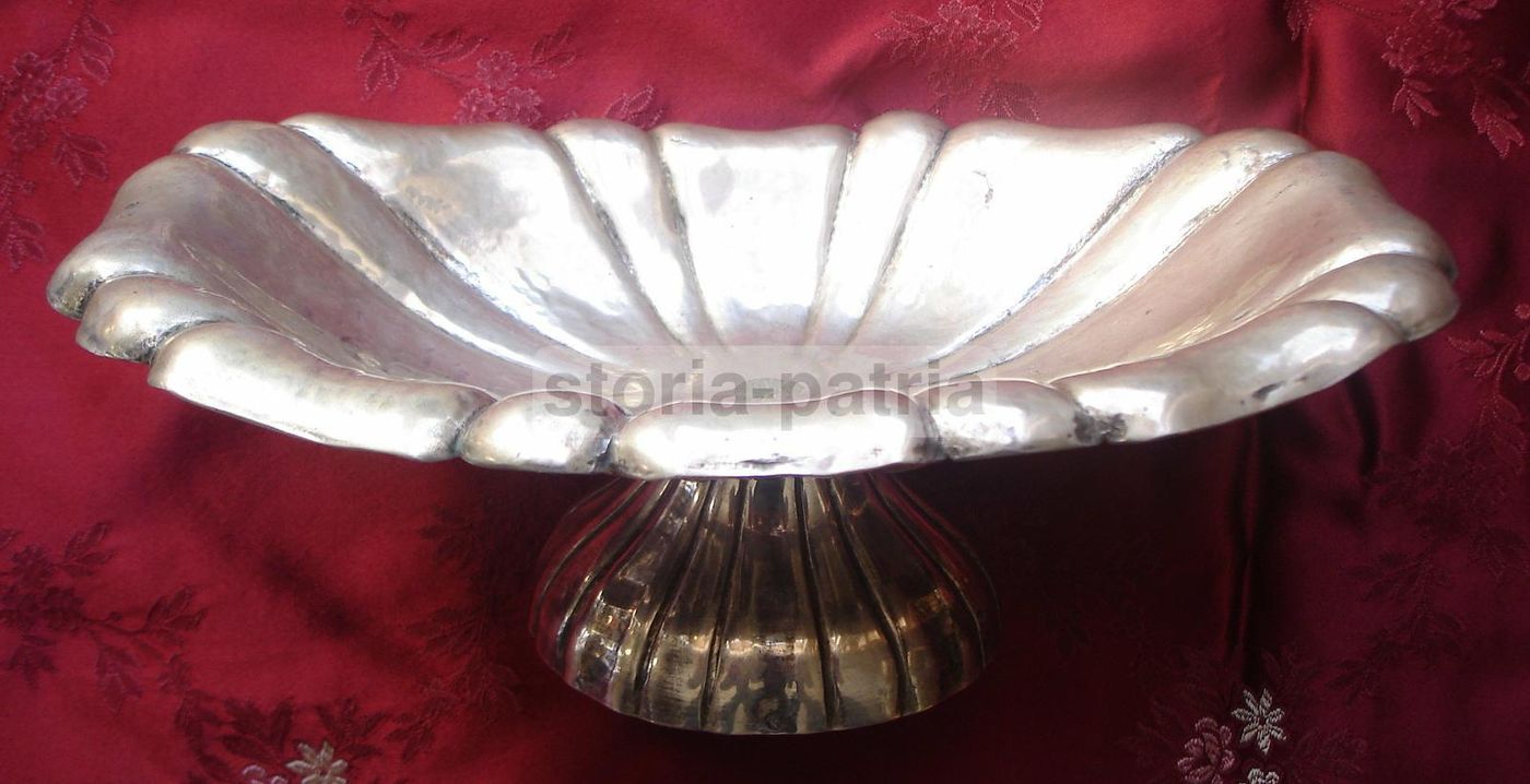Otto Vaschette In Argento Sbalzato Con Stemma Araldico Napoletano, XIX Secolo