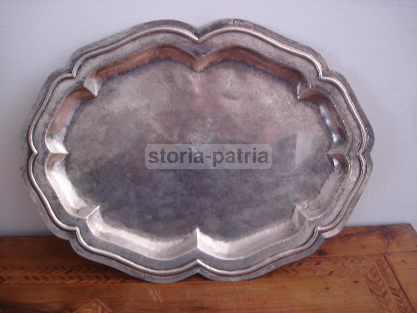 Piatto Vassoio In Argento Con Stemma Araldico (monogramma V Coronata)