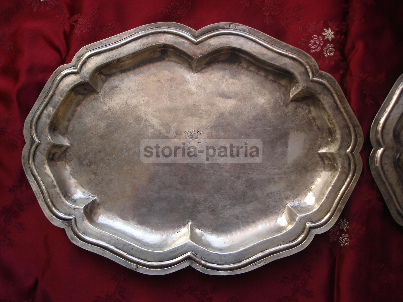 Piatto Vassoio In Argento Con Stemma Araldico (monogramma V Coronata)