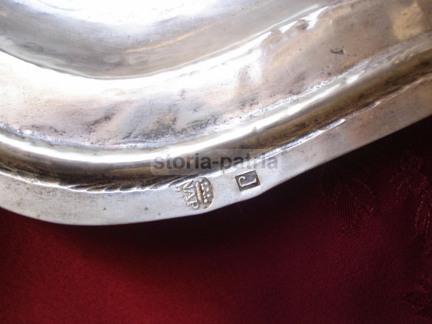 Piatto Vassoio In Argento Con Stemma Araldico (monogramma V Coronata)