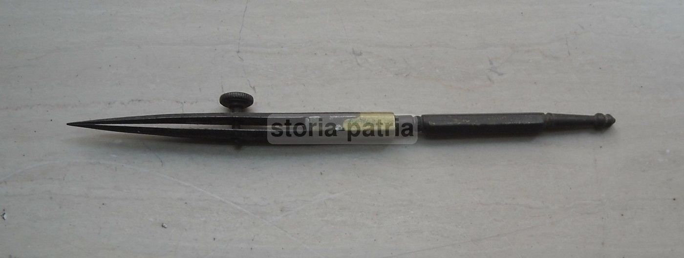 Antico Utensile Per Compasso In Ferro E Ottone Del XIX Secolo