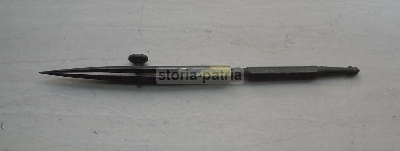 Antico Utensile Per Compasso In Ferro E Ottone Del XIX Secolo