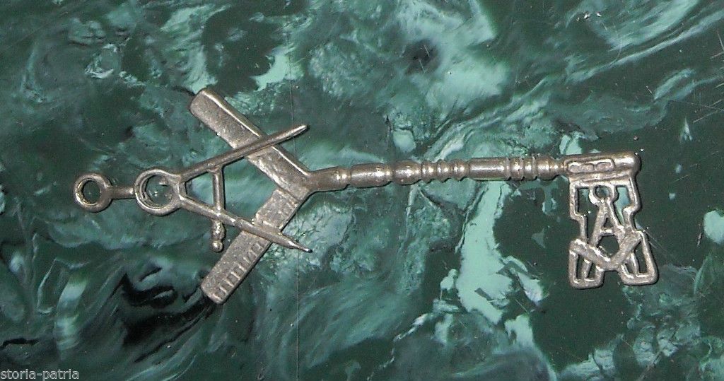 Pendente Massonico Con Compasso, Squadra E Chiave In Metallo Argentato