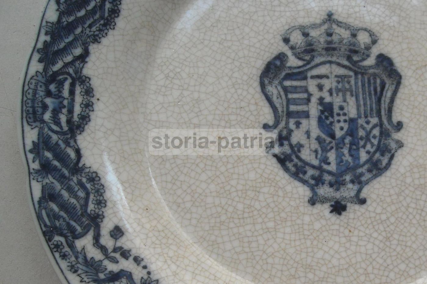 Piatto In Ceramica Con Stemma Araldico Gentilizio
