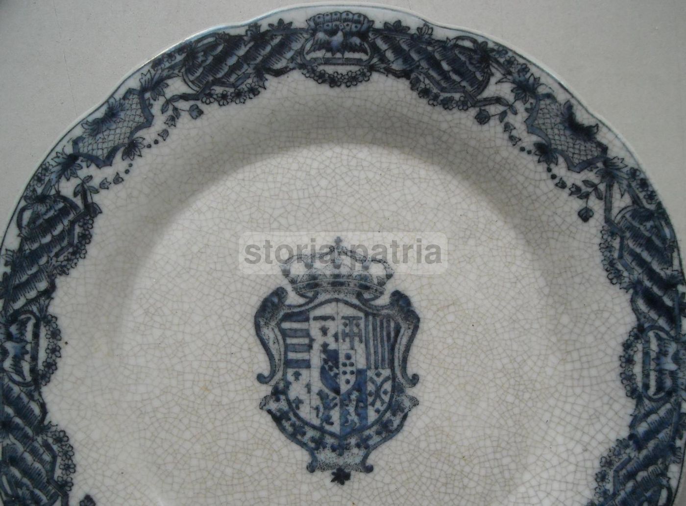 Piatto In Ceramica Con Stemma Araldico Gentilizio