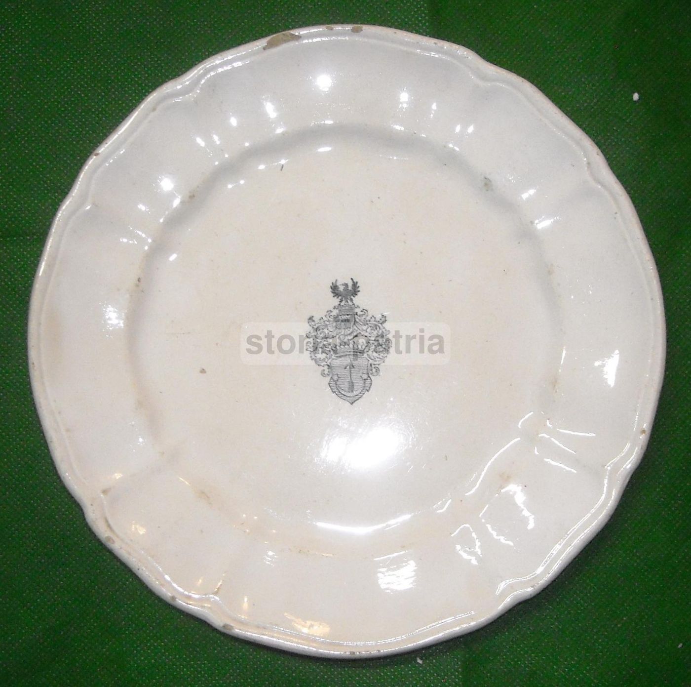 Piatto In Ceramica Richard Milano Con Stemma Gentilizio Araldico, XIX Secolo