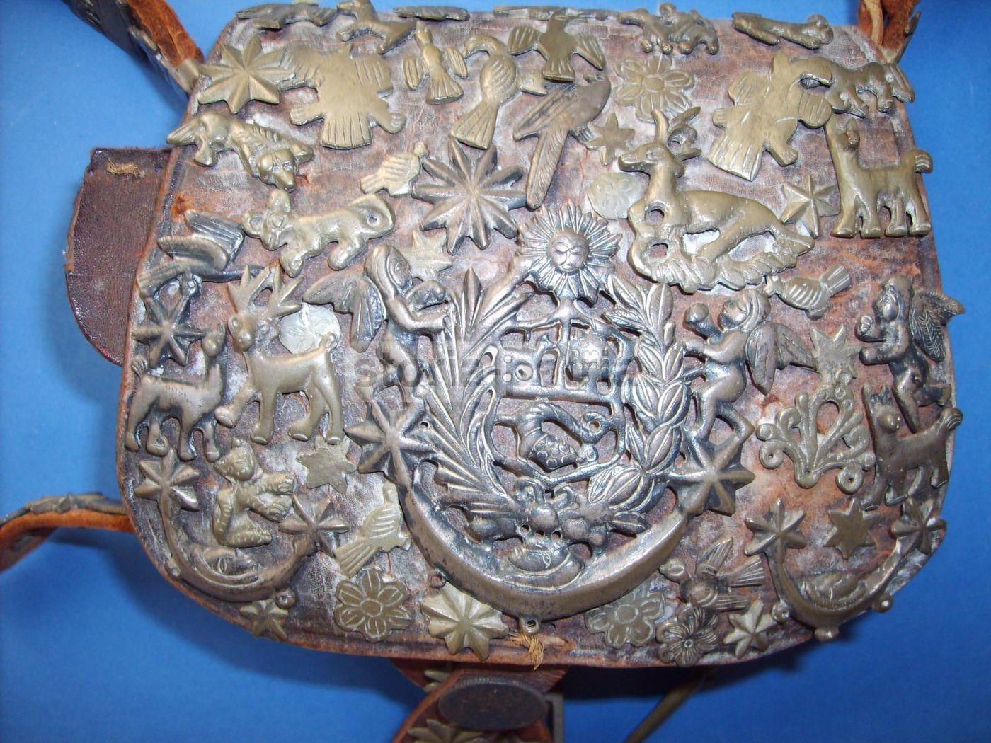 Borsa Peruviana In Cuoio Con Monete E Decorazioni Metalliche 1850
