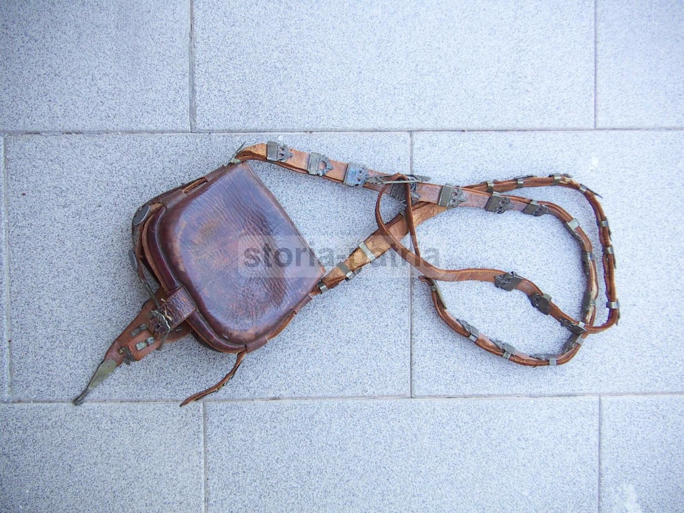 Borsa Peruviana In Cuoio Con Monete E Decorazioni Metalliche 1850