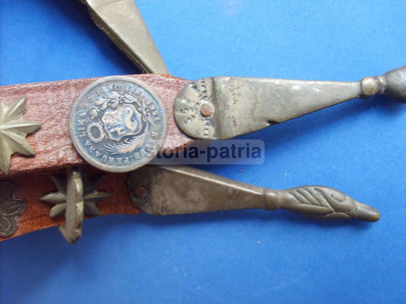 Borsa Peruviana In Cuoio Con Monete E Decorazioni Metalliche 1850