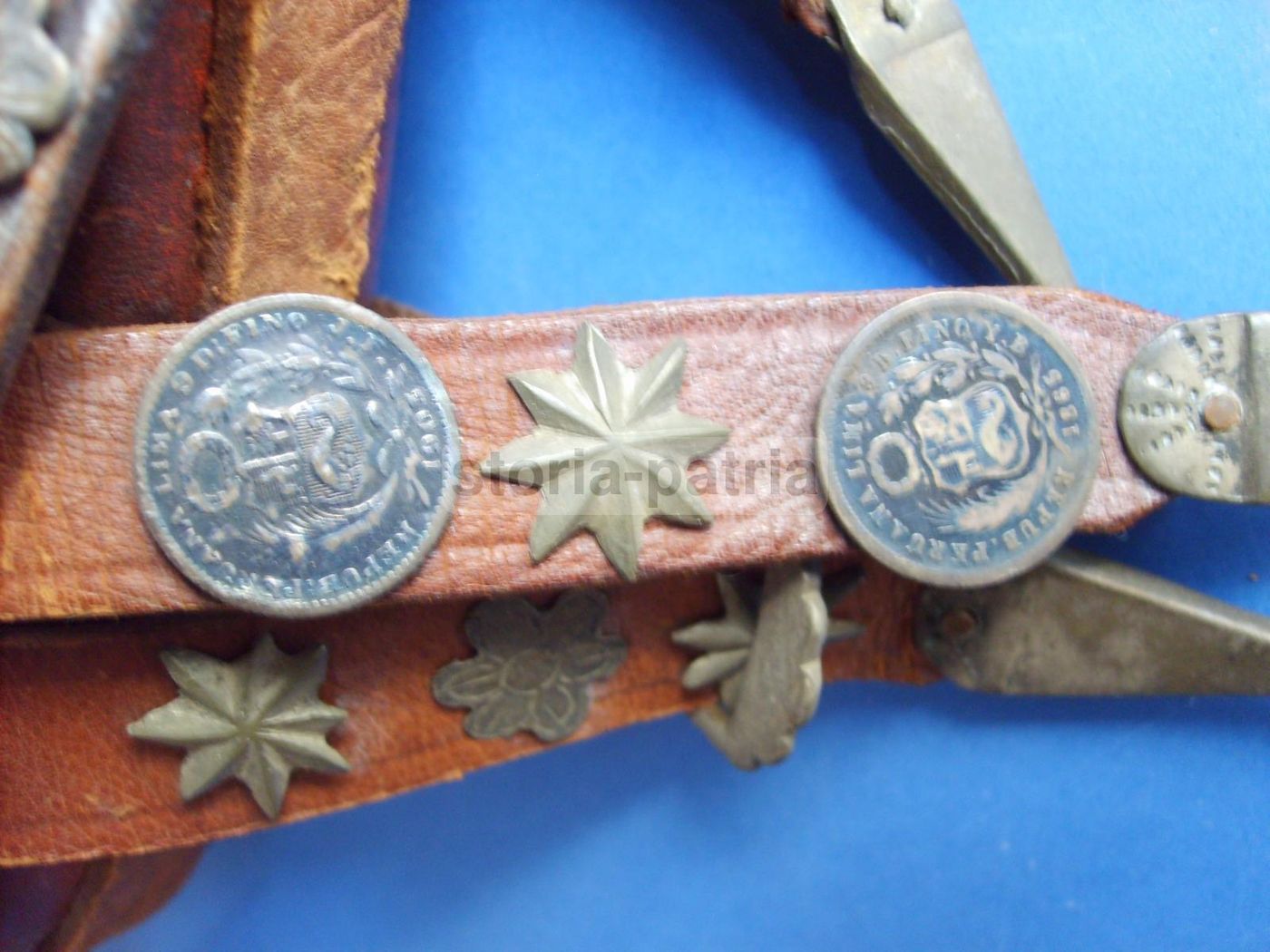 Borsa Peruviana In Cuoio Con Monete E Decorazioni Metalliche 1850