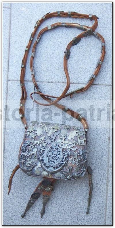 Borsa Peruviana In Cuoio Con Monete E Decorazioni Metalliche 1850