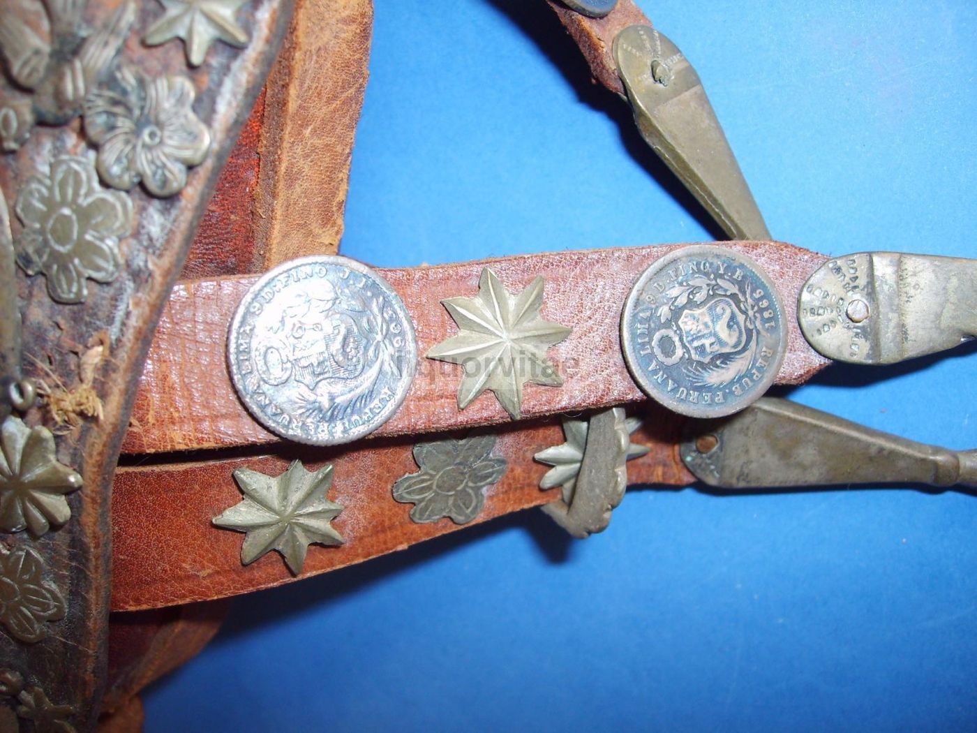 Borsa Peruviana In Cuoio Con Monete E Decorazioni Metalliche 1850