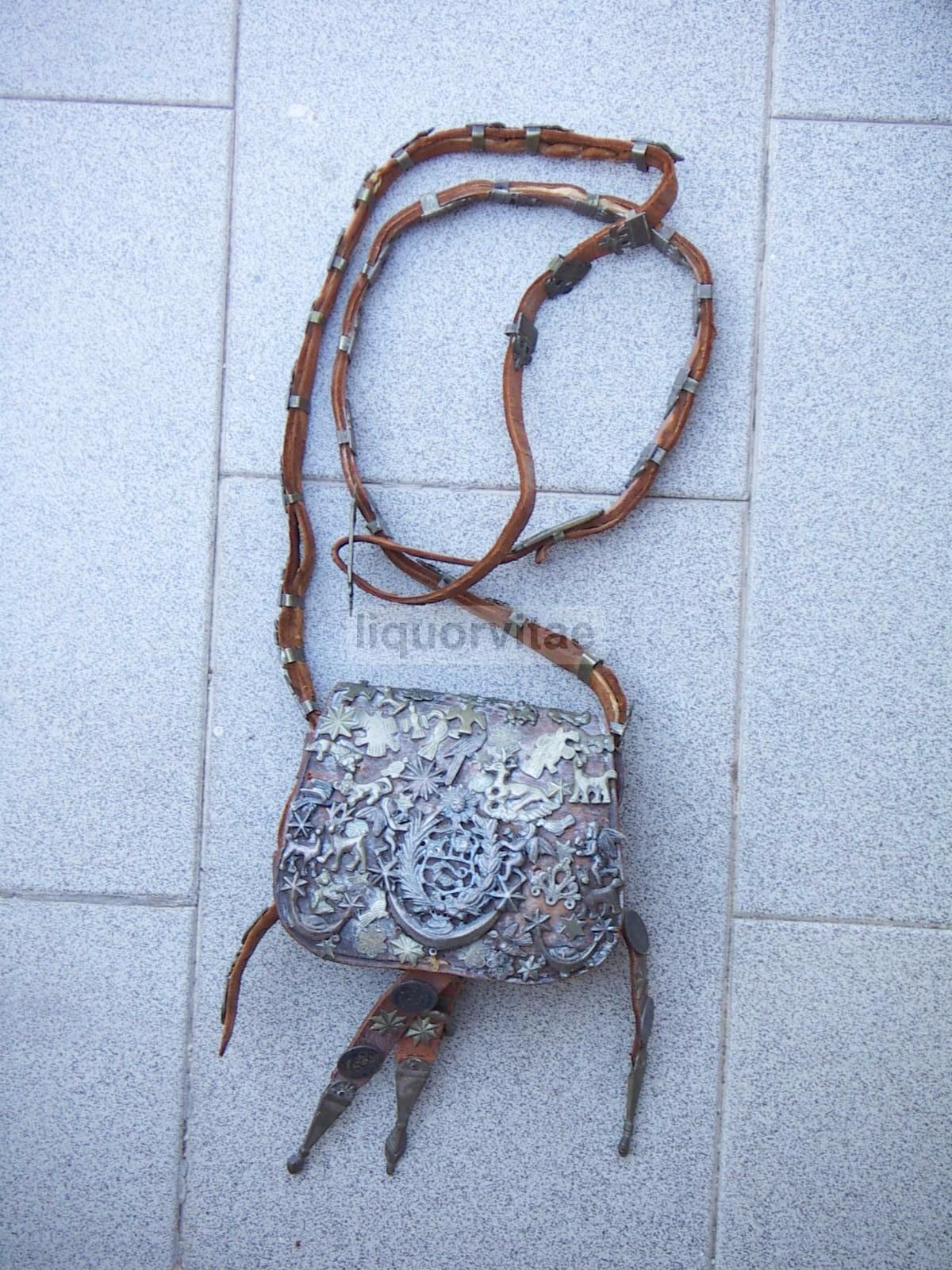Borsa Peruviana In Cuoio Con Monete E Decorazioni Metalliche 1850