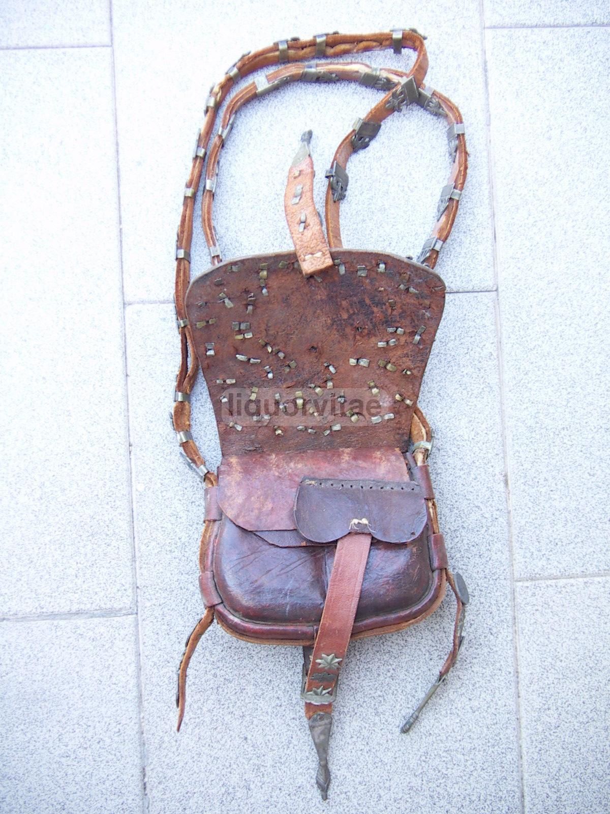 Borsa Peruviana In Cuoio Con Monete E Decorazioni Metalliche 1850
