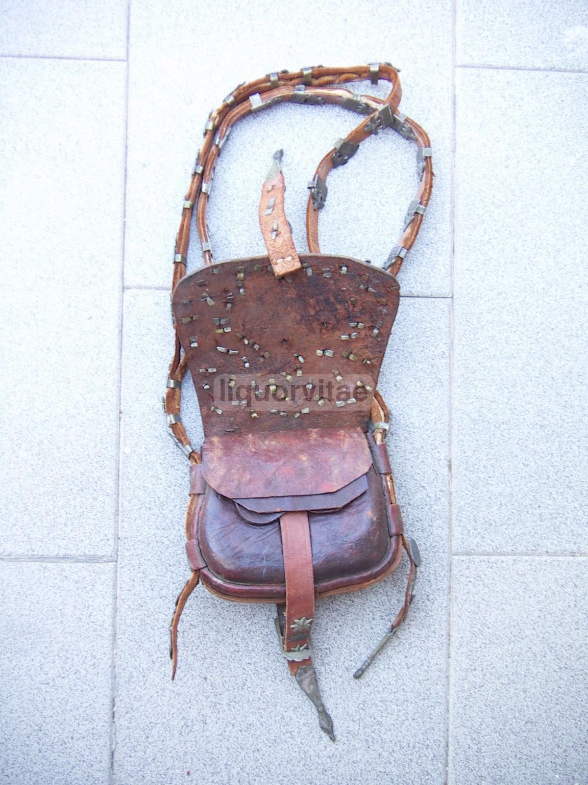 Borsa Peruviana In Cuoio Con Monete E Decorazioni Metalliche 1850