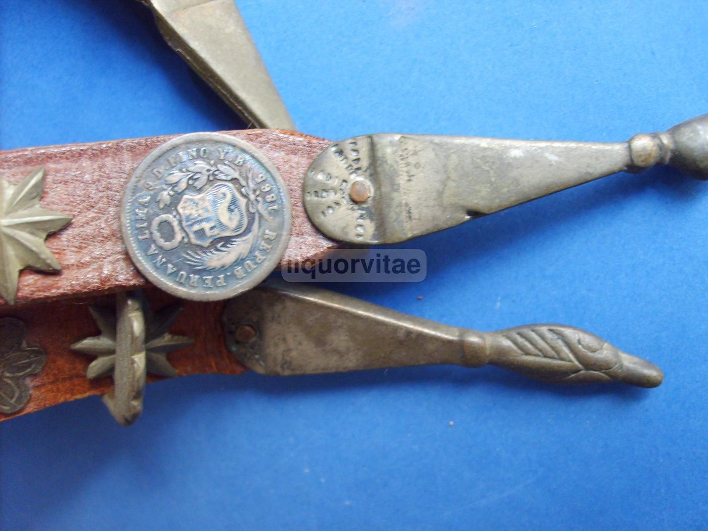 Borsa Peruviana In Cuoio Con Monete E Decorazioni Metalliche 1850