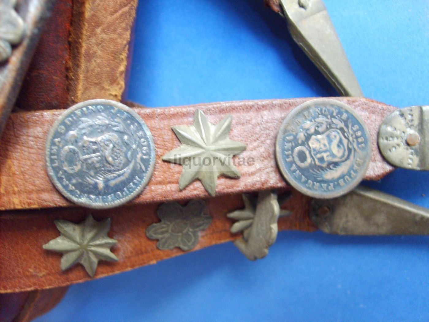 Borsa Peruviana In Cuoio Con Monete E Decorazioni Metalliche 1850