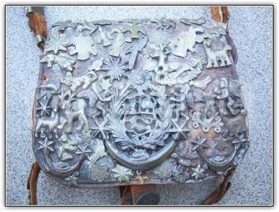 Borsa Peruviana In Cuoio Con Monete E Decorazioni Metalliche 1850