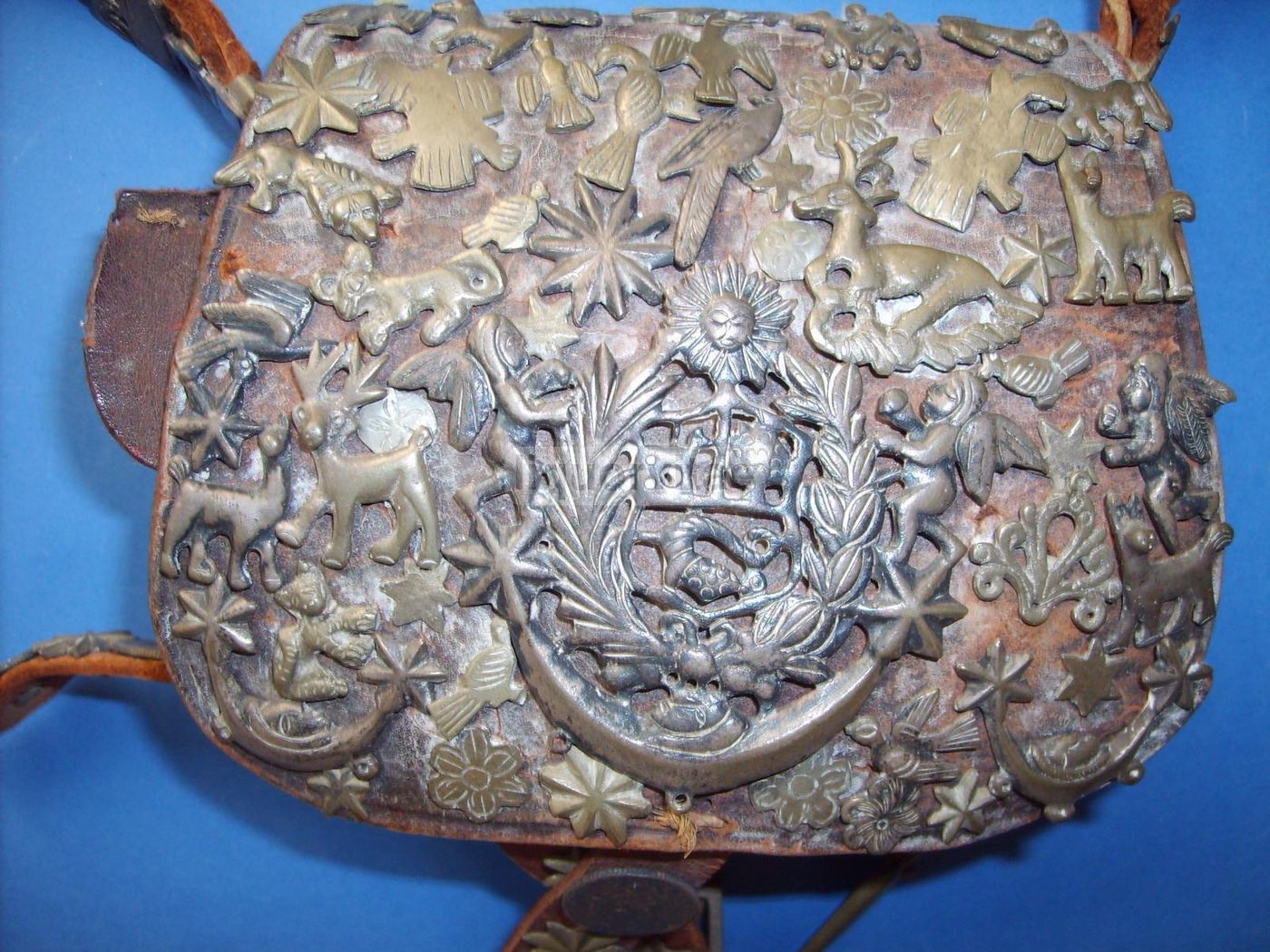 Borsa Peruviana In Cuoio Con Monete E Decorazioni Metalliche 1850