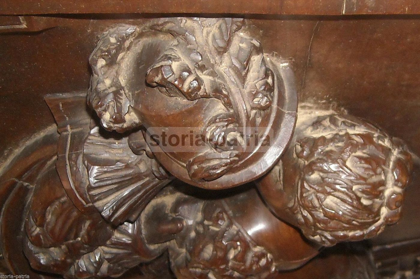 Pannello Intagliato In Legno Di Noce: Scena Galante