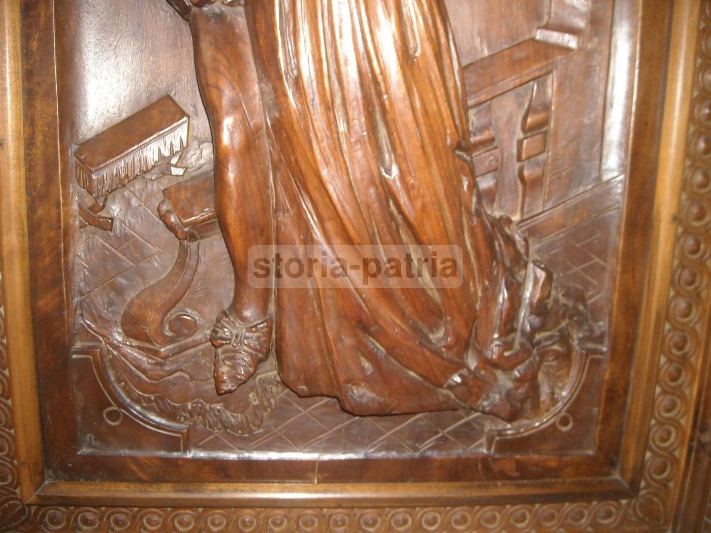 Pannello Intagliato In Legno Di Noce: Scena Galante
