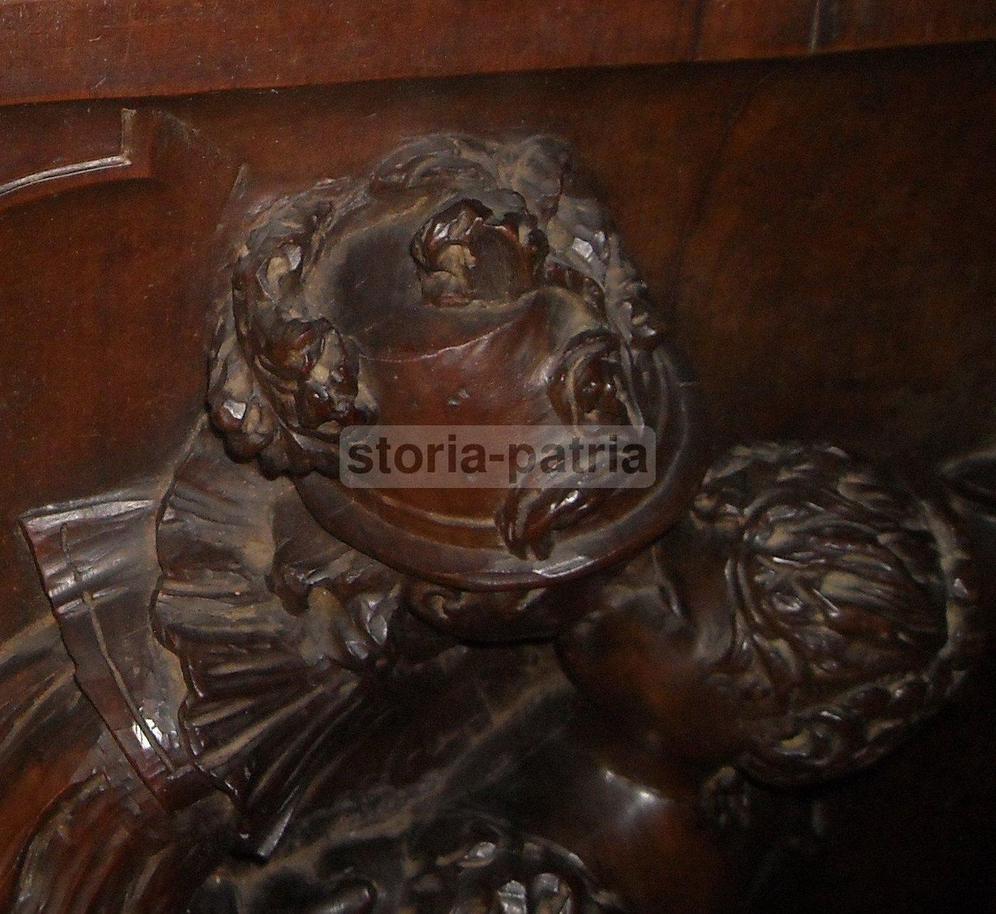 Pannello Intagliato In Legno Di Noce: Scena Galante