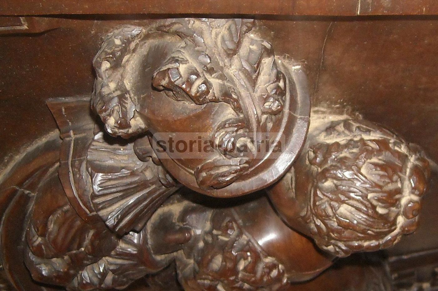 Pannello Intagliato In Legno Di Noce: Scena Galante