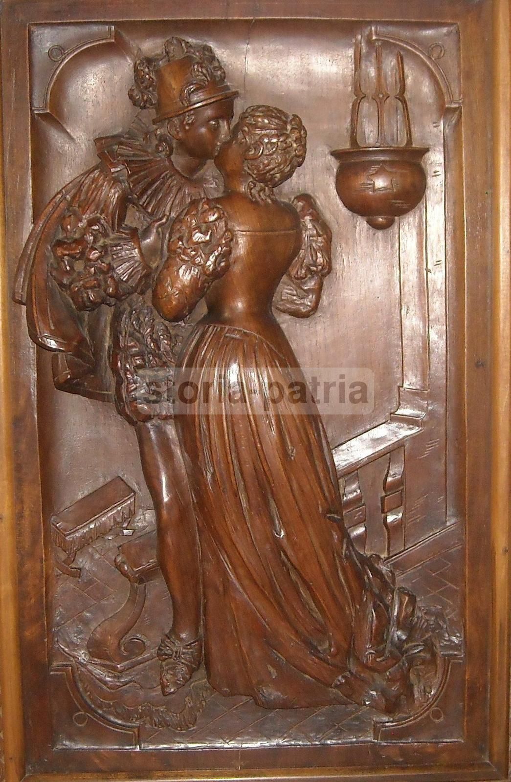 Pannello Intagliato In Legno Di Noce: Scena Galante